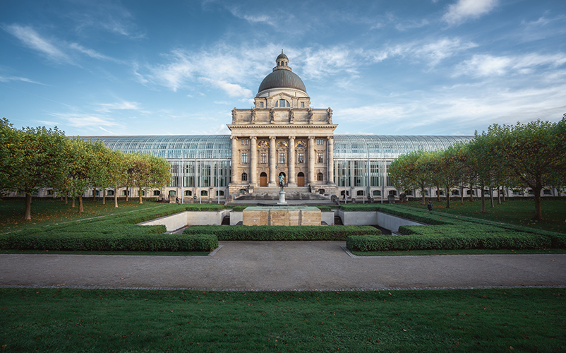 Vorderansicht der Bayerischen Staatskanzlei München vom Hofgarten